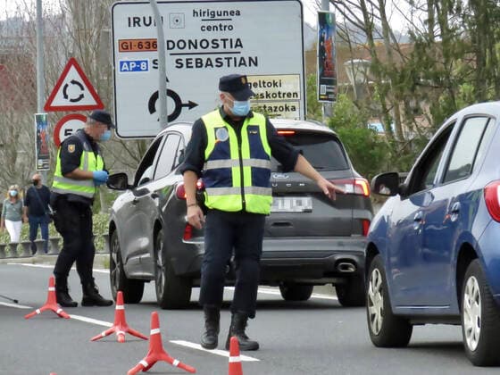 National police ask for negative PCR tests for travellers crossing the border from France, in Irun, Euskadi (Spain), on 30 March 2021. According to an order of the Official State Bulletin (BOE), passengers coming from France must present a diagnostic test with a negative result in COVID-19, performed within 72 hours prior to arrival in Spain. Thus, all travelers from France, wherever they enter, are required to present this negative PCR to cross the border, 30 MARCH 2021;IRUN;EUSKADI;BASQUE COUNTRY;BORDER;TOURISM Javi Colmenero LagenciaEP 03 30 2021 IRUN, BASQUE COUNTRY IRUN, BASQUE COUNTRY Spain Copyright: xJavixColmenerox 3627671