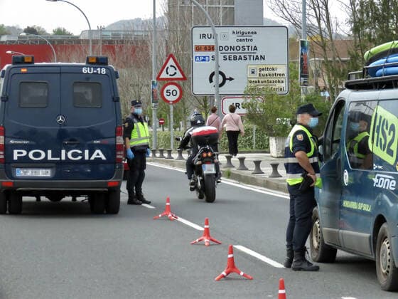 National police ask for negative PCR tests for travellers crossing the border from France, in Irun, Euskadi (Spain), on 30 March 2021. According to an order of the Official State Bulletin (BOE), passengers coming from France must present a diagnostic test with a negative result in COVID-19, performed within 72 hours prior to arrival in Spain. Thus, all travelers from France, wherever they enter, are required to present this negative PCR to cross the border, 30 MARCH 2021;IRUN;EUSKADI;BASQUE COUNTRY;BORDER;TOURISM Javi Colmenero LagenciaEP 03 30 2021 IRUN, BASQUE COUNTRY IRUN, BASQUE COUNTRY Spain Copyright: xJavixColmenerox 3627678
