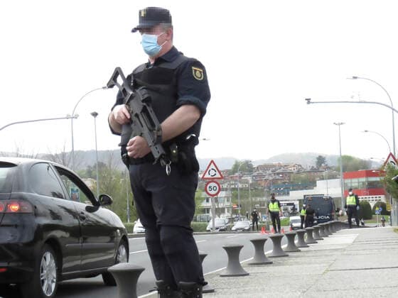 A national policeman, at a control at the border with France, in Irun, Euskadi (Spain), on 30 March 2021. According to an order of the Official State Gazette (BOE), passengers coming from France must present a diagnostic test with a negative result in COVID-19, performed within 72 hours prior to arrival in Spain. Thus, all travelers from France, wherever they enter, are required to present this negative PCR to cross the border, 30 MARCH 2021;IRUN;EUSKADI;BASQUE COUNTRY;BORDER;TOURISM Javi Colmenero LagenciaEP 03 30 2021 IRUN, BASQUE COUNTRY IRUN, BASQUE COUNTRY Spain Copyright: xJavixColmenerox 3627681