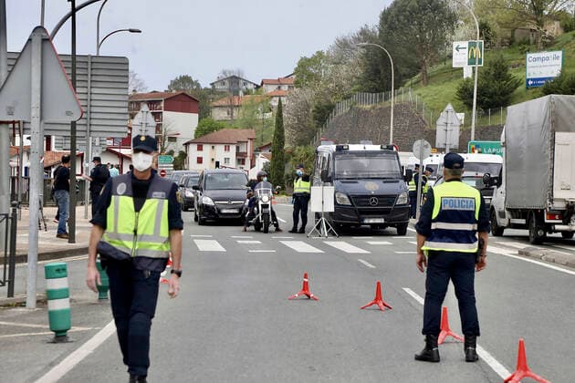 Two national police officers at a checkpoint at the border with France, in Irun, Euskadi (Spain), on 30 March 2021. According to an order of the Official State Gazette (BOE), passengers coming from France must present a diagnostic test with negative result in COVID-19, performed within 72 hours prior to arrival in Spain. Thus, all travelers from France, wherever they enter, are required to present this negative PCR to cross the border, 30 MARCH 2021;IRUN;EUSKADI;BASQUE COUNTRY;BORDER;TOURISM Javi Colmenero LagenciaEP 03 30 2021 IRUN, BASQUE COUNTRY IRUN, BASQUE COUNTRY Spain Copyright: xJavixColmenerox 3627794