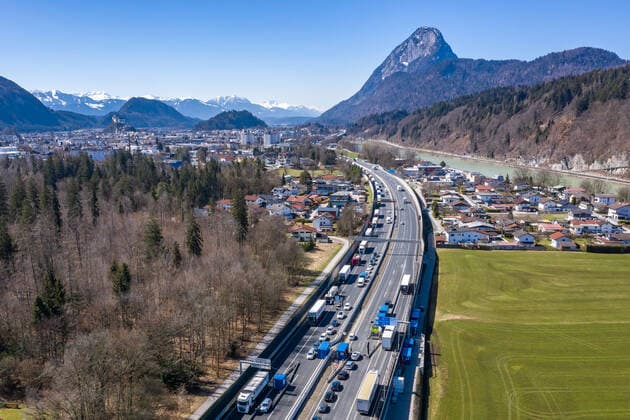 Kufstein 31.03.2021, Kufstein, AUT, Coronavirus Pandemie, Ausreisetest Tirol, Für das Bundesland Tirol - exklusive Osttirol - gilt ab Mittwoch, 31. März 2021, erneut eine Ausreisetestpflicht. Im Bild Lufaufnahme der Kontrollstelle am Autobahngrenzübergang Kufstein Kiefersfelden Aerial view of the checkpoint at the freeway border crossing Kufstein Kiefersfelden. For the province of Tyrol - excluding East Tyrol - an exit test obligation will apply again from Wednesday, March 31, 2021. Kufstein, Austria on 31.03.2021.