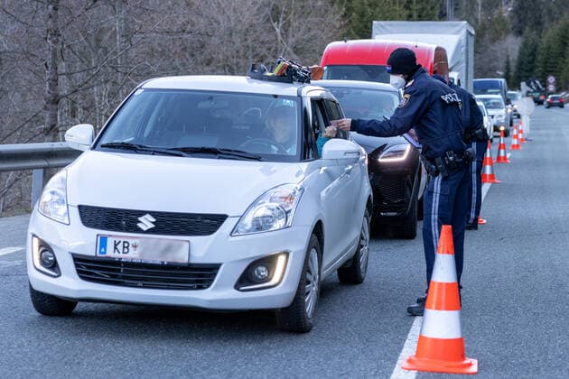 31.03.2021, Jochberg, AUT, Coronavirus Pandemie, Ausreisetest Tirol, Für das Bundesland Tirol - exklusive Osttirol - gilt ab Mittwoch, 31. März 2021, erneut eine Ausreisetestpflicht. Im Bild Kontrollstelle an der B 161 Pass-Thurn-Straße kurz vor der Landesgrenze zu Salzburg Checkpoint on the B 161 Pass-Thurn-Strasse shortly before the state border with Salzburg. For the province of Tyrol - excluding East Tyrol - an exit test obligation will apply again from Wednesday, March 31, 2021. Jochberg, Austria on 31.03.2021.
