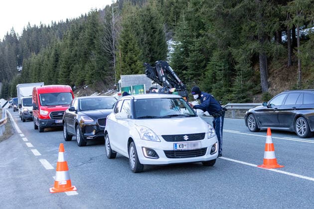 31.03.2021, Jochberg, AUT, Coronavirus Pandemie, Ausreisetest Tirol, Für das Bundesland Tirol - exklusive Osttirol - gilt ab Mittwoch, 31. März 2021, erneut eine Ausreisetestpflicht. Im Bild Kontrollstelle an der B 161 Pass-Thurn-Straße kurz vor der Landesgrenze zu Salzburg Checkpoint on the B 161 Pass-Thurn-Strasse shortly before the state border with Salzburg. For the province of Tyrol - excluding East Tyrol - an exit test obligation will apply again from Wednesday, March 31, 2021. Jochberg, Austria on 31.03.2021.
