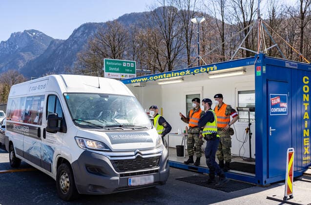 Kufstein 31.03.2021, Kufstein, AUT, Coronavirus Pandemie, Ausreisetest Tirol, Für das Bundesland Tirol - exklusive Osttirol - gilt ab Mittwoch, 31. März 2021, erneut eine Ausreisetestpflicht. Im Bild Kontrollstelle am Autobahngrenzübergang Kufstein Kiefersfelden Checkpoint at the freeway border crossing Kufstein Kiefersfelden. For the province of Tyrol - excluding East Tyrol - an exit test obligation will apply again from Wednesday, March 31, 2021. Kufstein, Austria on 31.03.2021.