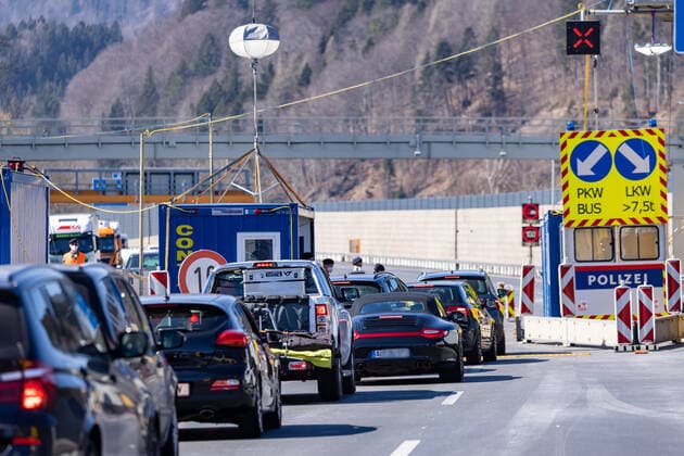 Kufstein 31.03.2021, Kufstein, AUT, Coronavirus Pandemie, Ausreisetest Tirol, Für das Bundesland Tirol - exklusive Osttirol - gilt ab Mittwoch, 31. März 2021, erneut eine Ausreisetestpflicht. Im Bild Kontrollstelle am Autobahngrenzübergang Kufstein Kiefersfelden Checkpoint at the freeway border crossing Kufstein Kiefersfelden. For the province of Tyrol - excluding East Tyrol - an exit test obligation will apply again from Wednesday, March 31, 2021. Kufstein, Austria on 31.03.2021.