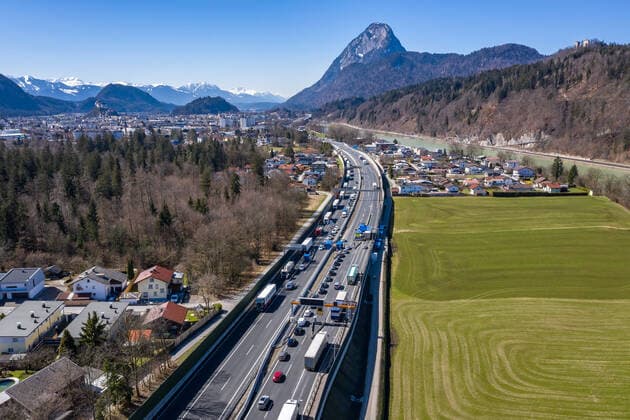 Kufstein 31.03.2021, Kufstein, AUT, Coronavirus Pandemie, Ausreisetest Tirol, Für das Bundesland Tirol - exklusive Osttirol - gilt ab Mittwoch, 31. März 2021, erneut eine Ausreisetestpflicht. Im Bild Lufaufnahme der Kontrollstelle am Autobahngrenzübergang Kufstein Kiefersfelden Aerial view of the checkpoint at the freeway border crossing Kufstein Kiefersfelden. For the province of Tyrol - excluding East Tyrol - an exit test obligation will apply again from Wednesday, March 31, 2021. Kufstein, Austria on 31.03.2021.