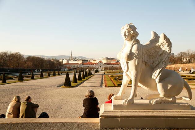 Osterruhe *: 4. harter Lockdown ab 1.4.2021 über Ostern in Wien, Burgenland und Niederösterreich Corona-Pandemie, Corona, Corona-Virus, CoV 2, Covid 19, Sars, Virus, Virusinfektion, Pandemie, CoronakriseKrise, Viruserkrankung, Coronavirus, SARS-CoV-2 Unteres Belvedere Belvederegarten Barock Sonnen, Sonnenhungrige Passanten, Statue, Statuen Schloßgarten Wien Austria