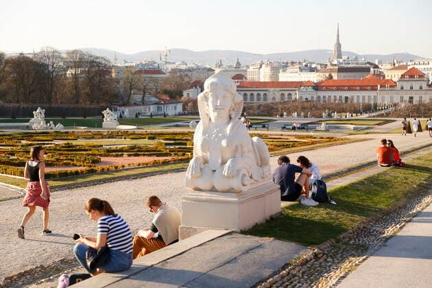 Osterruhe *: 4. harter Lockdown ab 1.4.2021 über Ostern in Wien, Burgenland und Niederösterreich Corona-Pandemie, Corona, Corona-Virus, CoV 2, Covid 19, Sars, Virus, Virusinfektion, Pandemie, CoronakriseKrise, Viruserkrankung, Coronavirus, SARS-CoV-2 Oberes Belvedere Belvederegarten Barock Sonnen, Sonnenhungrige Passanten Statue, Statuen Schloßgarten Wien Austria