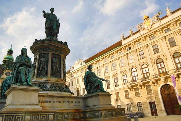 Wien Coronakrise:: Osterruhe 4. harter Lockdown - erster Tag Wien, 1.4.2021 Corona-Pandemie, Corona, Corona-Virus, CoV 2, Covid 19, Sars, Virus, Virusinfektion, Pandemie, CoronakriseKrise, Viruserkrankung, Coronavirus, SARS-CoV-2 Innerer Burghof Denkmal Wien Austria