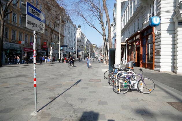 Wien Coronakrise:: Osterruhe 4. harter Lockdown - erster Tag Wien, 1.4.2021 Corona-Pandemie, Corona, Corona-Virus, CoV 2, Covid 19, Sars, Virus, Virusinfektion, Pandemie, CoronakriseKrise, Viruserkrankung, Coronavirus, SARS-CoV-2 Mariahilferstraße, Mariahilfer Straße leere Geschäftsstraße Wien Austria