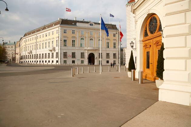 Wien Coronakrise:: Osterruhe 4. harter Lockdown - erster Tag Wien, 1.4.2021 Corona-Pandemie, Corona, Corona-Virus, CoV 2, Covid 19, Sars, Virus, Virusinfektion, Pandemie, CoronakriseKrise, Viruserkrankung, Coronavirus, SARS-CoV-2 Bundeskanzleramt Präsidentschaftskanzlei Ballhausplatz Wien Austria