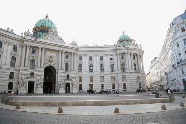 Wien Coronakrise:: Osterruhe 4. harter Lockdown - erster Tag Wien, 1.4.2021 Corona-Pandemie, Corona, Corona-Virus, CoV 2, Covid 19, Sars, Virus, Virusinfektion, Pandemie, CoronakriseKrise, Viruserkrankung, Coronavirus, SARS-CoV-2 Michaelerplatz Hofburg Wien Austria