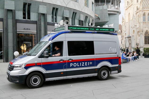 Wien Coronakrise:: Osterruhe 4. harter Lockdown - erster Tag Wien, 1.4.2021 Corona-Pandemie, Corona, Corona-Virus, CoV 2, Covid 19, Sars, Virus, Virusinfektion, Pandemie, CoronakriseKrise, Viruserkrankung, Coronavirus, SARS-CoV-2 Polizei Einsatzfahrzeug Polizeiauto Stephansplatz Wien Austria