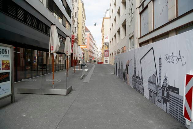 Wien Coronakrise:: Osterruhe 4. harter Lockdown - erster Tag Wien, 1.4.2021 Corona-Pandemie, Corona, Corona-Virus, CoV 2, Covid 19, Sars, Virus, Virusinfektion, Pandemie, CoronakriseKrise, Viruserkrankung, Coronavirus, SARS-CoV-2 Kärntnerstraße menschenleer Wien Austria