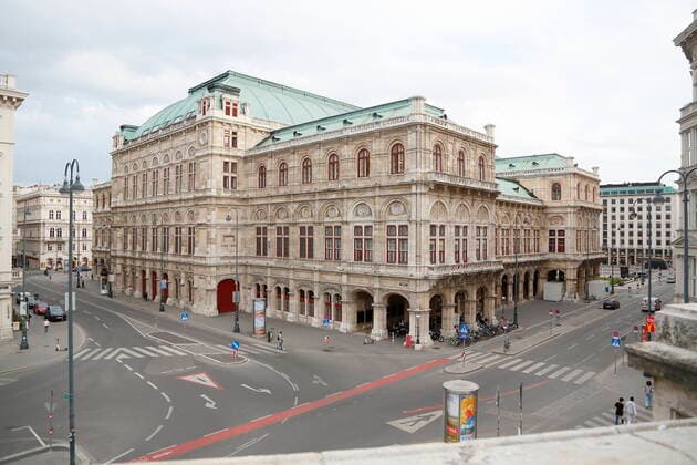 Wien Coronakrise:: Osterruhe 4. harter Lockdown - erster Tag Wien, 1.4.2021 Corona-Pandemie, Corona, Corona-Virus, CoV 2, Covid 19, Sars, Virus, Virusinfektion, Pandemie, CoronakriseKrise, Viruserkrankung, Coronavirus, SARS-CoV-2 Blick auf die Wiener Staatsoper von der Albertina Rampe aus autolos, verkehrsarm, leere Straßen Wien Austria