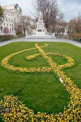 Wien Coronakrise:: Osterruhe 4. harter Lockdown - erster Tag Wien, 1.4.2021 Corona-Pandemie, Corona, Corona-Virus, CoV 2, Covid 19, Sars, Virus, Virusinfektion, Pandemie, CoronakriseKrise, Viruserkrankung, Coronavirus, SARS-CoV-2 Wolfgang Amadeus Mozart Denkmal Burggarten Notenschlüssel aus Blumen Wien Austria