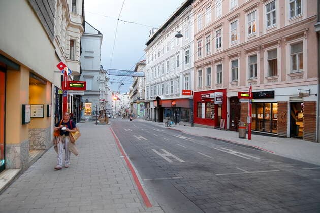 Wien Coronakrise:: Osterruhe 4. harter Lockdown - erster Tag Wien, 1.4.2021 Corona-Pandemie, Corona, Corona-Virus, CoV 2, Covid 19, Sars, Virus, Virusinfektion, Pandemie, CoronakriseKrise, Viruserkrankung, Coronavirus, SARS-CoV-2 Neubaugasse menscheleer, verkehrsarm, leere Straßen, keine Autos, kein Verkehr, Straßenverkehr Wien Austria
