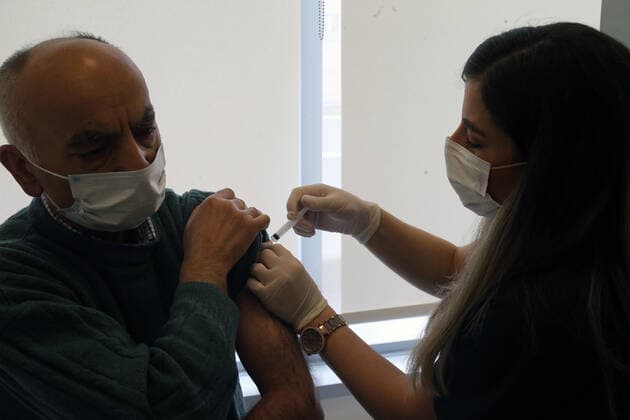 (210401) -- ANKARA, April 1, 2021 -- A man receives the COVID-19 vaccine in Ankara, Turkey, on April 1, 2021. Turkey on Thursday confirmed 40,806 new COVID-19 cases, setting a new single-day record of infections since the outbreak of the pandemic. (Photo by Xinhua) TURKEY-ANKARA-COVID-19-CASES MustafaxKaya
