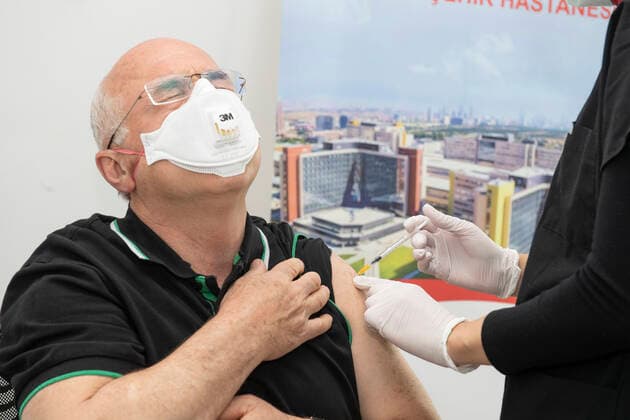 A man receives the Pfizer BioNTech COVID-19 vaccine in Ankara City Hospital, Turkey, on April 3, 2021. Turkey has confirmed 31,892 deaths and 3,400,296 positive cases of the coronavirus infection in the country. ( Copyright: AbdurrahmanxAntakyalix-xDepoxPho DSC_4325