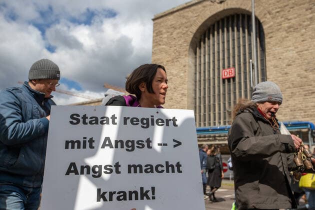 Stuttgart Querdenken 711: Demo auf Cannstatter Wasen, Stuttgart, 03.04.2021, Querdenken 711: Demo auf Cannstatter Wasen, Stuttgart, Demonstrante mit Plakate, Staat regiert mit Angst, Angst macht Krank, 03.04.2021, Copyright: xEIBENR DROFITSCHx EP_ddh
