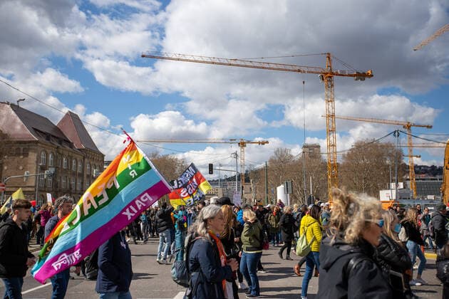 Stuttgart Querdenken 711: Demo auf Cannstatter Wasen, Stuttgart, 03.04.2021, Querdenken 711: Demo auf Cannstatter Wasen, Stuttgart, Demonstrante mit Plakate, 03.04.2021, Copyright: xEIBENR DROFITSCHx EP_ddh
