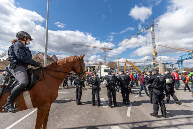 Stuttgart Querdenken 711: Demo auf Cannstatter Wasen, Stuttgart, 03.04.2021, Querdenken 711: Demo auf Cannstatter Wasen, Stuttgart, Demonstrante mit Plakate, Polizeisperre, 03.04.2021, Copyright: xEIBENR DROFITSCHx EP_ddh