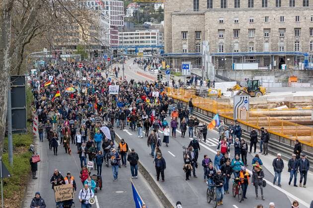 Stuttgart Querdenken 711: Demo auf Cannstatter Wasen, Stuttgart, 03.04.2021, Querdenken 711: Demo auf Cannstatter Wasen, Stuttgart Hauptbahnhof, , Demonstranten mit Plakate, 03.04.2021, Copyright: xEIBENR DROFITSCHx EP_ddh