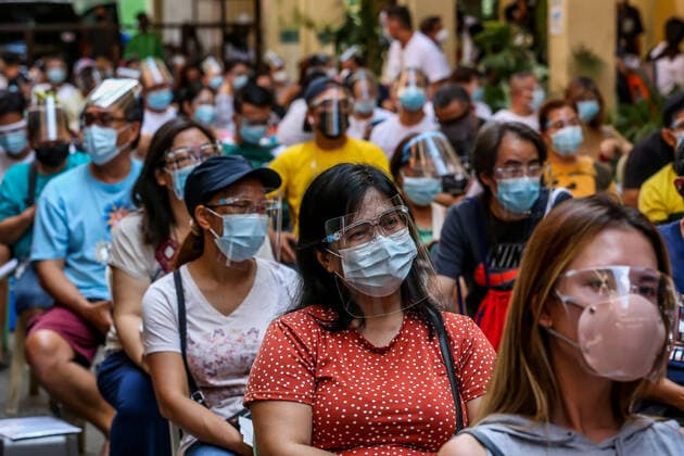 (210404) -- MANILA, April 4, 2021 -- Residents wait to be inoculated with CoronaVac COVID-19 vaccines, made by Sinovac Biotech, at a vaccination site in Manila, the Philippines on April 4, 2021. The Philippines Department of Health (DOH) reported 11,028 new COVID-19 infections on Sunday, bringing the total number of confirmed cases in the Southeast Asian country to 795,051. The death toll climbed to 13,425 after two more patients died from the viral disease, the DOH said. ) PHILIPPINES-MANILA-COVID-19-VACCINATION RouellexUmali
