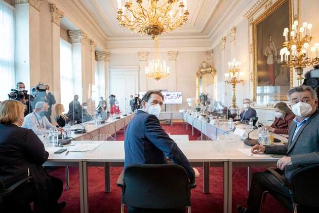 Kameraschwenk Wien: Corona Videokonferenz - Treffen der Bundesregierung mit Expertinnen und Experten