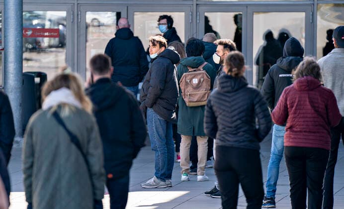 Lang koe ved Falck s lyntest, hurtigtest center i Gigantium i Aalborg OEst, tirsdag den 6. april 2021.. , Aalborg Jylland Copyright: HenningxBagger HenningxBaggerx COP109 spdk20210406-161220-L