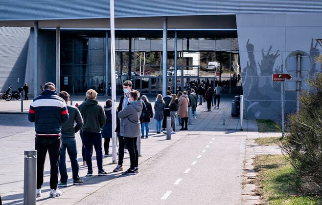 Lang koe ved Falck s lyntest, hurtigtest center i Gigantium i Aalborg OEst, tirsdag den 6. april 2021.. , Aalborg Jylland Copyright: HenningxBagger HenningxBaggerx COP109 spdk20210406-161224-L