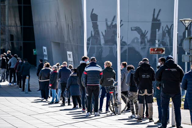 Lang koe ved Falck s lyntest, hurtigtest center i Gigantium i Aalborg OEst, tirsdag den 6. april 2021.. , Aalborg Jylland Copyright: HenningxBagger HenningxBaggerx COP109 spdk20210406-161233-L