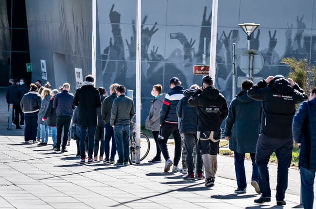 Lang koe ved Falck s lyntest, hurtigtest center i Gigantium i Aalborg OEst, tirsdag den 6. april 2021.. , Aalborg Jylland Copyright: HenningxBagger HenningxBaggerx COP109 spdk20210406-161250-L