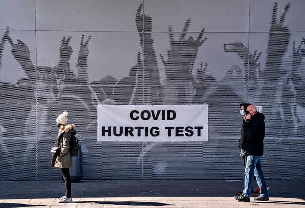 Lang koe ved Falck s lyntest, hurtigtest center i Gigantium i Aalborg OEst, tirsdag den 6. april 2021.. , Aalborg Jylland Copyright: HenningxBagger HenningxBaggerx COP109 spdk20210406-161256-L