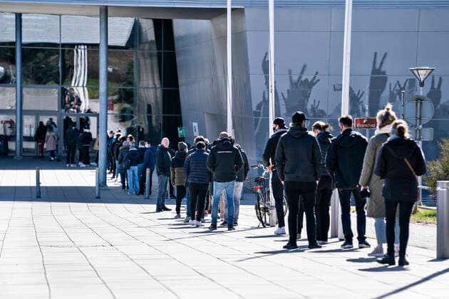 Lang koe ved Falck s lyntest, hurtigtest center i Gigantium i Aalborg OEst, tirsdag den 6. april 2021.. , Aalborg Jylland Copyright: HenningxBagger HenningxBaggerx COP109 spdk20210406-161349-L