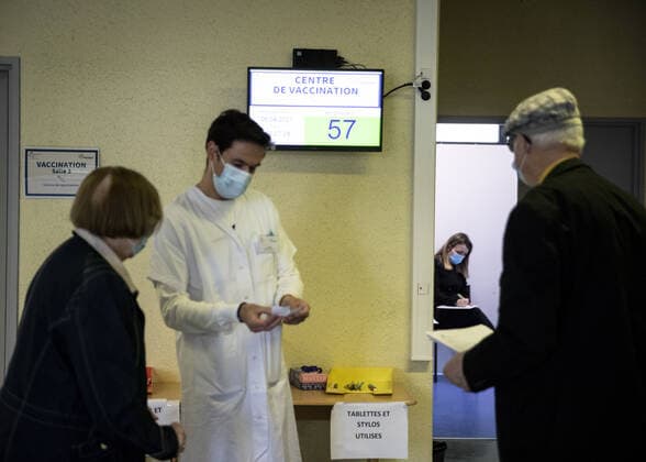 Visite du centre de vaccination de Haguenau a environ 30 km au nord de Strasbourg la vaccination est un enjeu important dans la lutte contre la crise sanitaire de la COVID-19 Visit to the vaccination centre in Haguenau, about 30 km north of Strasbourg. Vaccination is an important issue in the fight against the COVID-19 health crisis NEWS : Visite du centre de vaccination de Haguenau - 06 04 2021 ElyxandroCEGARRA PANORAMIC