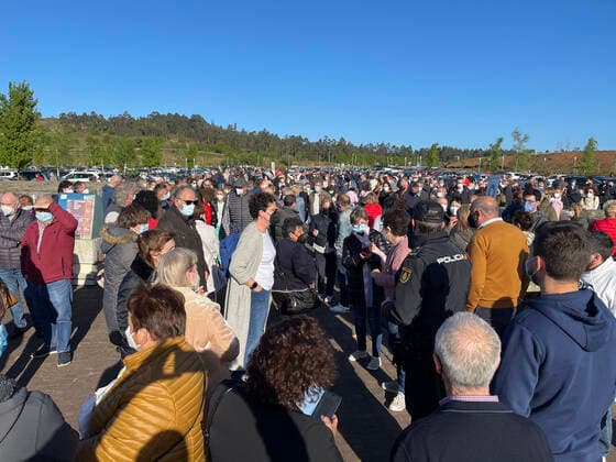 A man talks to a police officer at the mass vaccination in Santiago de Compostela on April 6, 2021. The mass vaccination scheduled for Tuesday afternoon in Santiago suffers delays and there have been queues and crowds at the gates of the Eisseman room, in the Cidade da Cultura. 06 APRIL 2021;COVID-19;CORONAVIRUS;VACCINATION Ãlvaro Ballesteros LagenciaEP 04 06 2021 Santiago de Compostela, Galicia Santiago de Compostela, Galicia Spain Copyright: xÃlvaroxBallesterosx 3634464