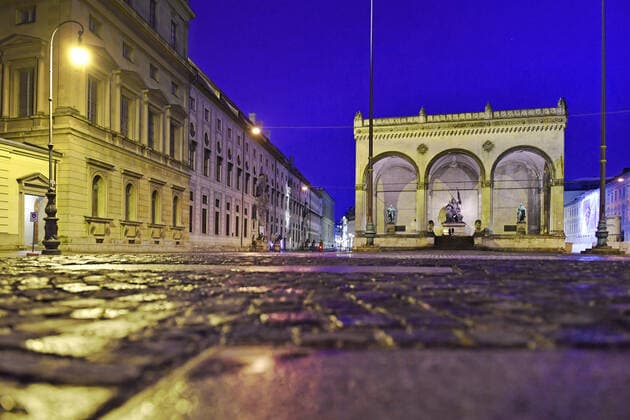Themenbild-Kommt der Bruecken Lockdown, um die dritte Welle zu brechen? Menschenleerer Odeonsplatz in Muenchen mit Feldherrnhalle und Residenz am 06.04.2021. Naechtliche Ausgangssperre,Ausgangsbeschraenkung,Nachtaufnahme,
