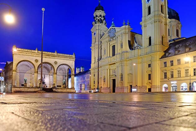 Themenbild-Kommt der Bruecken Lockdown, um die dritte Welle zu brechen? Menschenleerer Odeonsplatz in Muenchen mit Feldherrnhalle und Theatiner Kirche am 06.04.2021. Naechtliche Ausgangssperre,Ausgangsbeschraenkung,Nachtaufnahme,