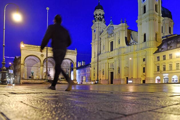Themenbild-Kommt der Bruecken Lockdown, um die dritte Welle zu brechen? Fast menschenleerer Odeonsplatz in Muenchen mit Feldherrnhalle und Theatiner Kirche. am 06.04.2021. Naechtliche Ausgangssperre,Ausgangsbeschraenkung,Nachtaufnahme,