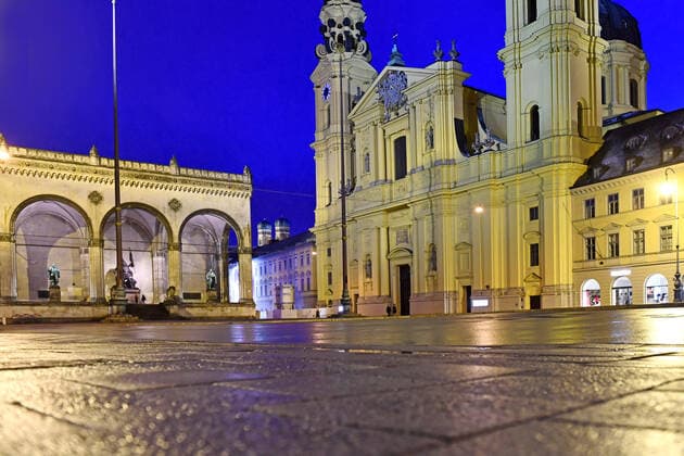 Themenbild-Kommt der Bruecken Lockdown, um die dritte Welle zu brechen? Menschenleerer Odeonsplatz in Muenchen mit Feldherrnhalle und Theatiner Kirche. am 06.04.2021. Naechtliche Ausgangssperre,Ausgangsbeschraenkung,Nachtaufnahme,