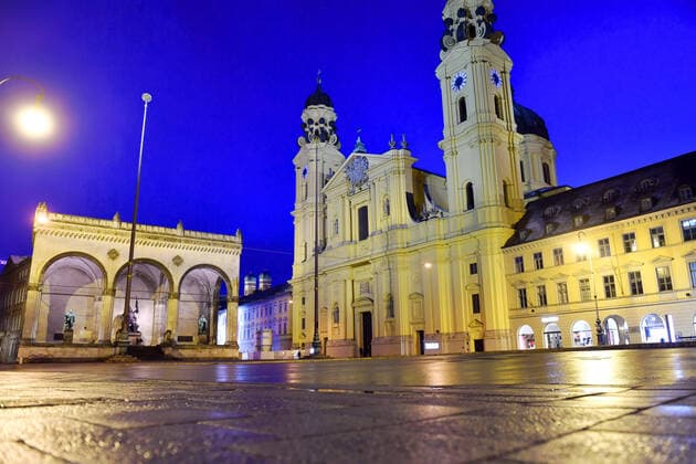 Themenbild-Kommt der Bruecken Lockdown, um die dritte Welle zu brechen? Menschenleerer Odeonsplatz in Muenchen mit Feldherrnhalle und Theatiner Kirche am 06.04.2021. Naechtliche Ausgangssperre,Ausgangsbeschraenkung,Nachtaufnahme,