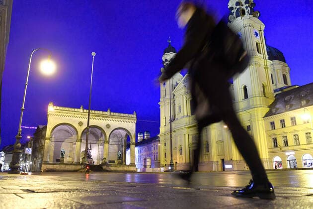 Themenbild-Kommt der Bruecken Lockdown, um die dritte Welle zu brechen? Fast menschenleerer Odeonsplatz in Muenchen mit Feldherrnhalle und Theatiner Kirche. am 06.04.2021. Naechtliche Ausgangssperre,Ausgangsbeschraenkung,Nachtaufnahme,