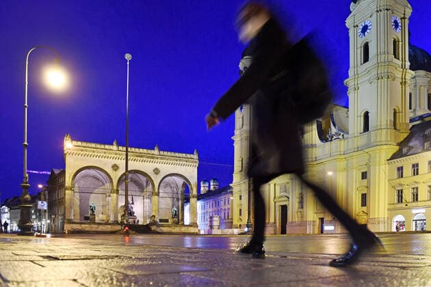Themenbild-Kommt der Bruecken Lockdown, um die dritte Welle zu brechen? Fast menschenleerer Odeonsplatz in Muenchen mit Feldherrnhalle und Theatiner Kirche. am 06.04.2021. Naechtliche Ausgangssperre,Ausgangsbeschraenkung,Nachtaufnahme,