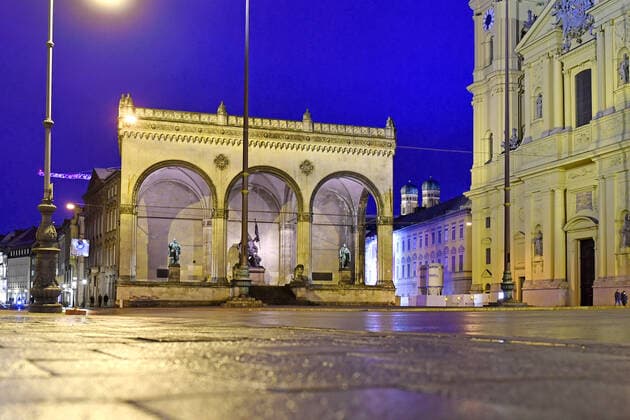 Themenbild-Kommt der Bruecken Lockdown, um die dritte Welle zu brechen? Menschenleerer Odeonsplatz in Muenchen mit Feldherrnhalle und Theatiner Kirche am 06.04.2021. Naechtliche Ausgangssperre,Ausgangsbeschraenkung,Nachtaufnahme,