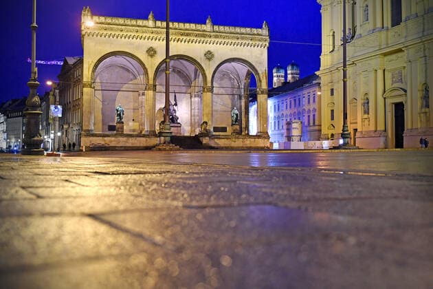Themenbild-Kommt der Bruecken Lockdown, um die dritte Welle zu brechen? Menschenleerer Odeonsplatz in Muenchen mit Feldherrnhalle und Theatiner Kirche am 06.04.2021. Naechtliche Ausgangssperre,Ausgangsbeschraenkung,Nachtaufnahme,