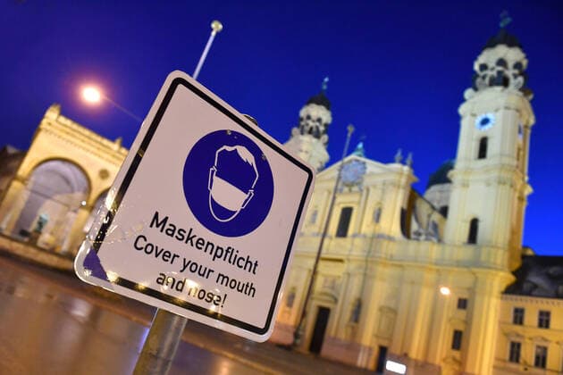 Themenbild-Kommt der Bruecken Lockdown, um die dritte Welle zu brechen? Menschenleerer Odeonsplatz in Muenchen mit Feldherrnhalle und Theatiner Kirche. Schild Maskenpflicht in den Fussgaengerzonen in Muenchen am 06.04.2021. Ausgangssperre,Ausgangsbeschraenkung,Nachtaufnahme,