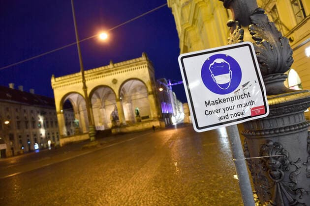 Themenbild-Kommt der Bruecken Lockdown, um die dritte Welle zu brechen? Menschenleerer Odeonsplatz in Muenchen mit Feldherrnhalle und Theatiner Kirche. Schild Maskenpflicht in den Fussgaengerzonen in Muenchen am 06.04.2021. Ausgangssperre,Ausgangsbeschraenkung,Nachtaufnahme,