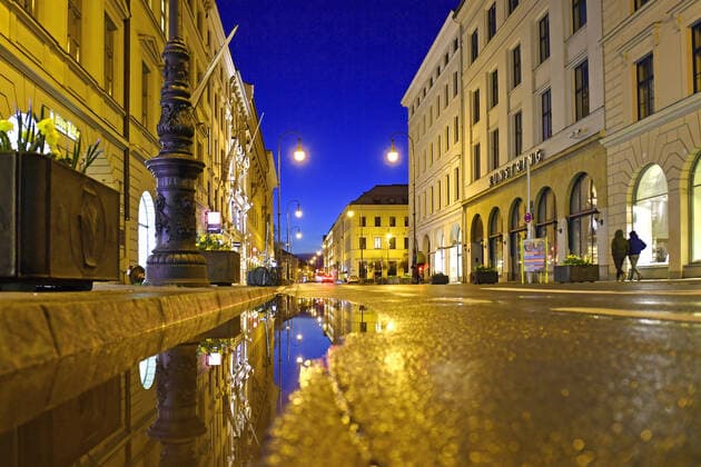 Themenbild: Coronavirus Pandemie-kommt nun der Bruecken Lockdown? Leere Brienner Strasse ohne Autos und Menschen in Muenchen am 06.04.2021 abends nach Schneeregen.