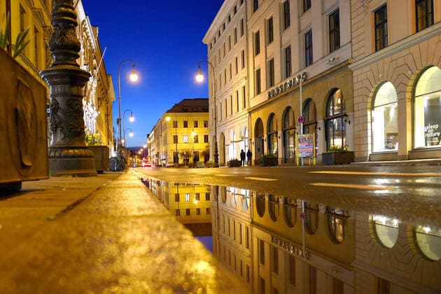 Themenbild: Coronavirus Pandemie-kommt nun der Bruecken Lockdown? Leere Brienner Strasse ohne Autos und Menschen in Muenchen am 06.04.2021 abends nach Schneeregen.